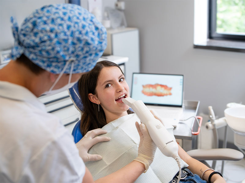 Bambina che sorride dal dentista